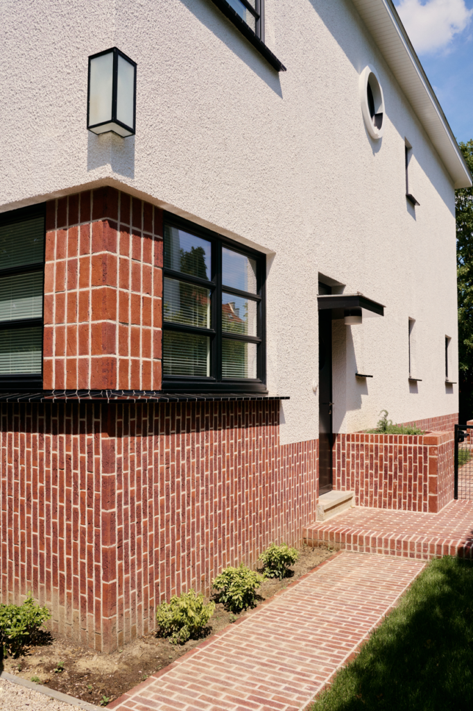 Fenêtre d’angle et façade en briques d’une maison moderniste rénovée à Uccle