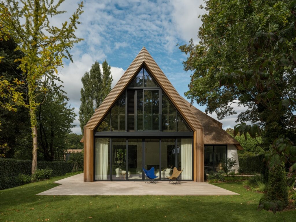 Façade avant d’une villa rénovée à Uccle par Adaequatio